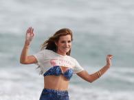 Bella Thorne zmysłowo prezentuje biust w mokrym bikini